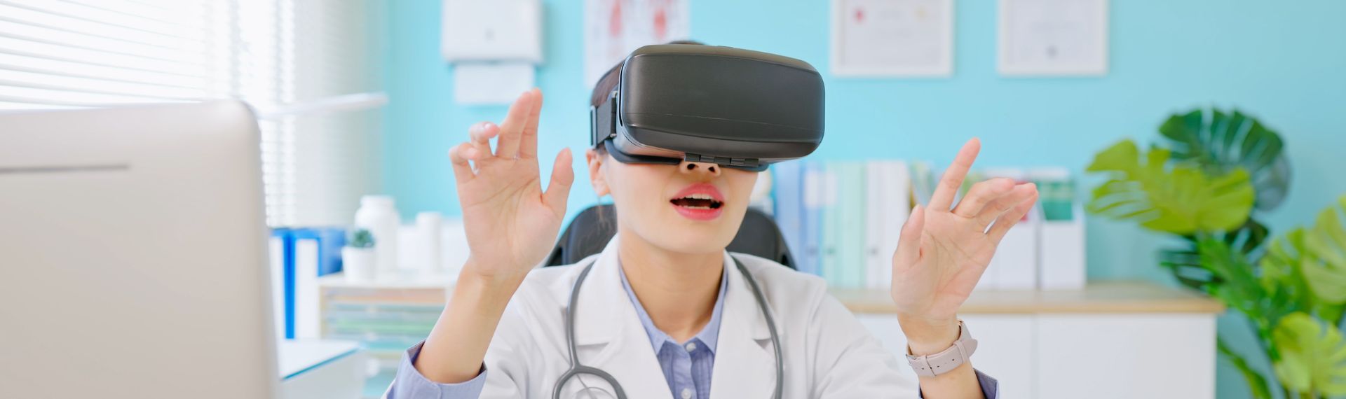 Medico che indossa un visore per la realtà virtuale